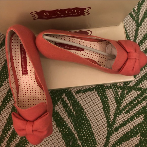 Still available - B.A.I.T. Dusty Pink Size 8.5 - never worn! <3 - Picture 2 of 3